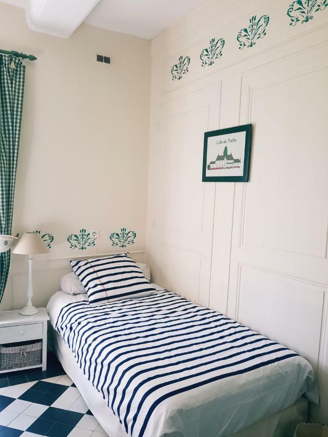 Manoir De L'As De Trefle Bed & Breakfast Isneauville Ngoại thất bức ảnh